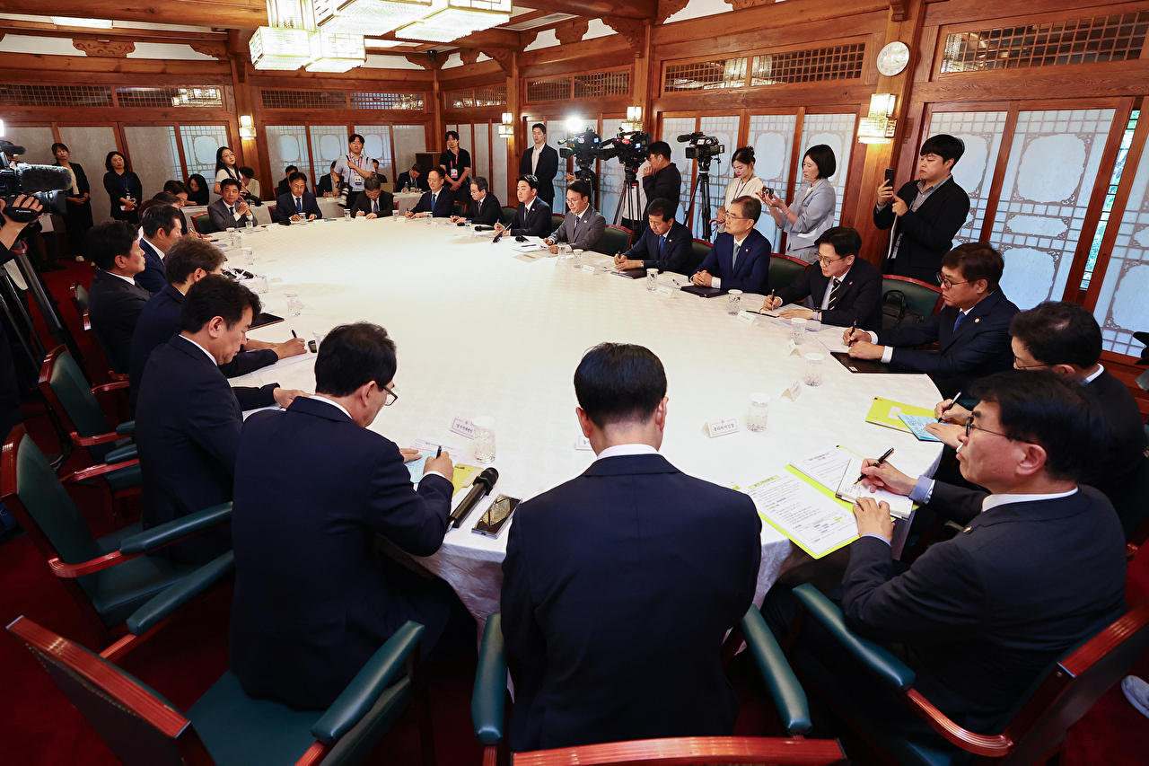 김민석 국무총리(왼쪽)가 10일 서울 종로구 삼청동 총리공관에서 열린 고위당정협의회에서 더불어민주당 정청래 대표(가운데), 강훈식 대통령 비서실장과 기념촬영을 하고 있다. 2025.8.10 [사진=연합뉴스]
