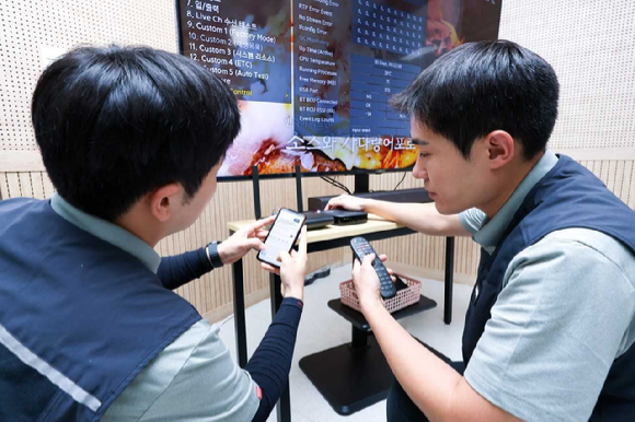 현장 직원들이 AI 업무 비서로 문제를 해결하는 모습. [사진=LGU+]