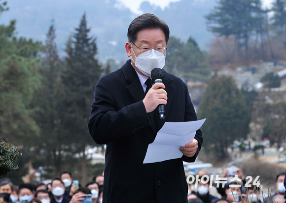 이재명 더불어민주당 대선후보가 29일 오전 경기 남양주시 마석 모란공원묘지에서 열린 고(故) 김근태 전 열린우리당 의장의 10주기 행사에서 추모사를 하고 있다. [사진=국회사진취재단]