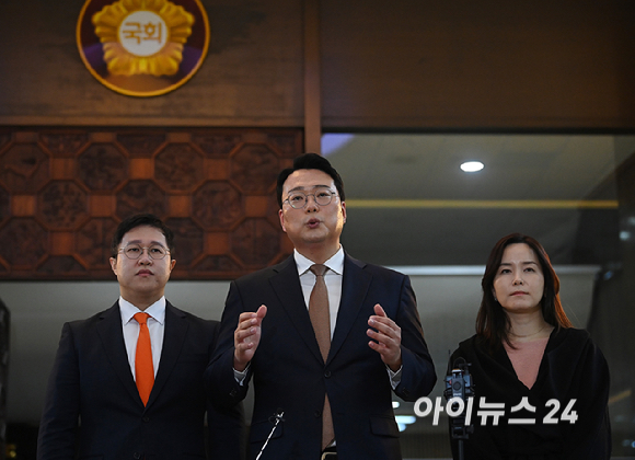 '2차 종합특검법안'에 대한 무제한 토론을 마친 천하람 개혁신당 원내대표가 16일 서울 여의도 국회 로텐더홀에서 취재진의 질문에 답변하고 있다. [사진=곽영래 기자]