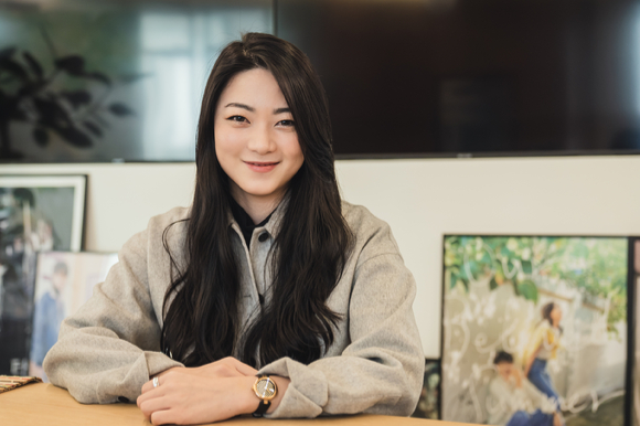 이나은 작가가 SBS 월화드라마 '그 해 우리는' 종영 인터뷰에 앞서 포즈를 취하고 있다. [사진=이나은 작가]