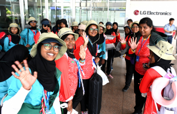 지난 8일 2023 새만금 세계스카우트잼버리 대회에 참가한 몰디브 대원들이 경기도 평택 LG디지털파크에 긴급 마련된 숙소에 도착해 인사하고 있다. [사진=LG전자]