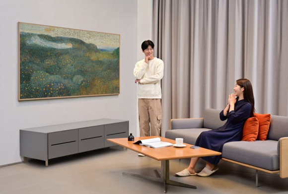 삼성전자 모델이 새롭게 출시한 '더 프레임' 전용 '아트 스토어'의 연간 멤버십으로 작품을 감상하고 있다. [사진=삼성전자]