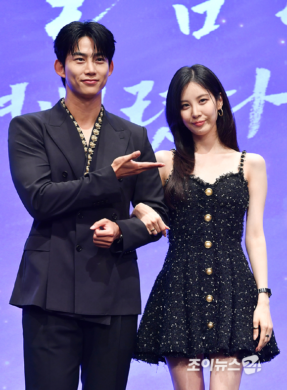 그룹 2PM 옥택연, 소녀시대 서현이 11일 오후 서울 구로구 신도림동 더세인트에서 진행된 KBS2 새 수목드라마 '남주의 첫날밤을 가져버렸다' 제작발표회에 참석해 포즈를 취하고 있다. [사진=문수지 기자]