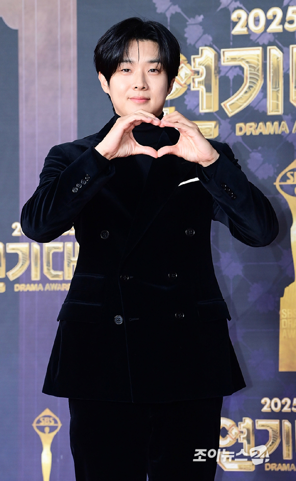 '우주메리미' 배우 최우식이 31일 오후 서울 마포구 상암동 SBS 프리즘타워에서 열린&nbsp;2025 SBS 연기대상&nbsp;레드카펫 행사에 참석하고 있다. [사진=정소희 기자]