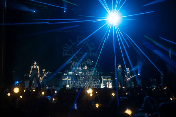 밴드 엔플라잉(이승협, 차훈, 김재현, 유회승, 서동성)이 월드투어 2025 N.Flying LIVE WORLD TOUR '&CON4 : FULL CIRCLE'(2025 엔플라잉 라이브 월드 투어 '엔콘4 : 풀 써클')에서 환상적인 무대를 보여주고 있다. [사진=FNC엔터테인먼트]