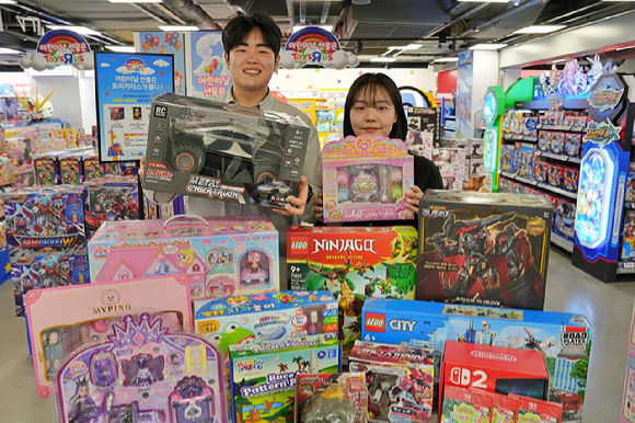 롯데마트 토이저러스 잠실점에서 완구 제품을 선보이고 있다. [사진=롯데마트]