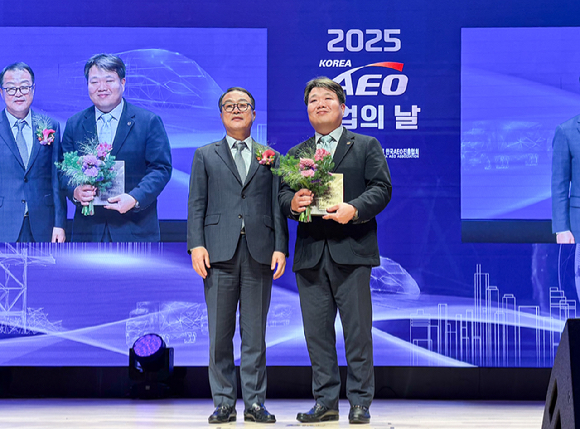 대한항공은 12일 관세청과 사단법인 한국AEO진흥협회가 주관하는 ‘2025년 수출입 안전관리 우수 업체(AEO·Authorized Economic Operator) 기업의 날’ 행사에서 한국AEO진흥협회장 명의의 감사패를 받았다. 대한항공 AEO 총괄 책임 관리자인 문영성 대한항공 정비자재부 담당 상무(오른쪽)와 기우성 사단법인 한국AEO진흥협회장(왼쪽)이 기념촬영을 하는 모습. [사진=대한항공]