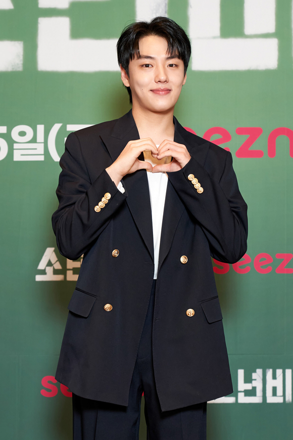 배우 윤현수가 22일 온라인으로 진행된 OTT seezn 오리지널 '소년비행' 제작발표회에 참석해 포즈를 취하고 있다. [사진=seezn]