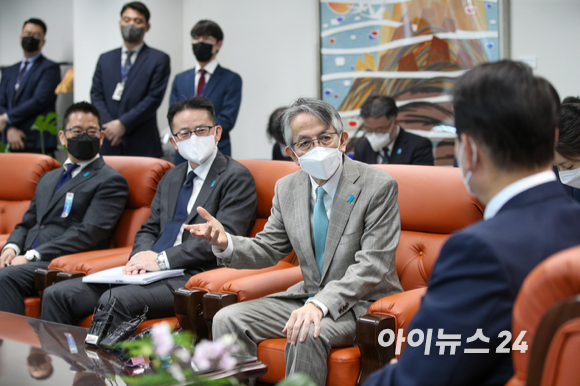 아이보시 고이치 주한일본대사가 28일 오전 서울 종로구 통의동 제20대 대통령직인수위원회를 찾아 윤석열 대통령 당선인과 대화를 나누고 있다. [사진=인수위사진기자단]