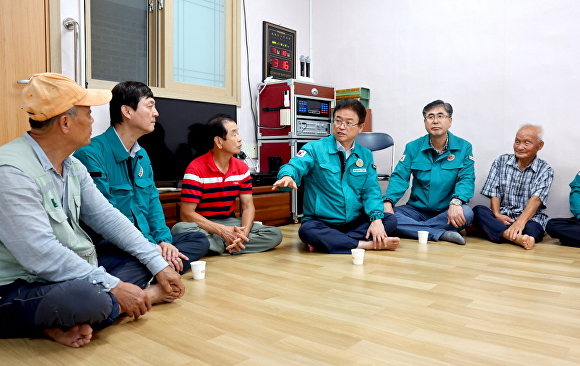 9일 이철우 경북도지사가 효자면 백석리 마을을 방문해 호우로 인해 대피한 주민들을 위로하고 있다. [사진=경북도청]