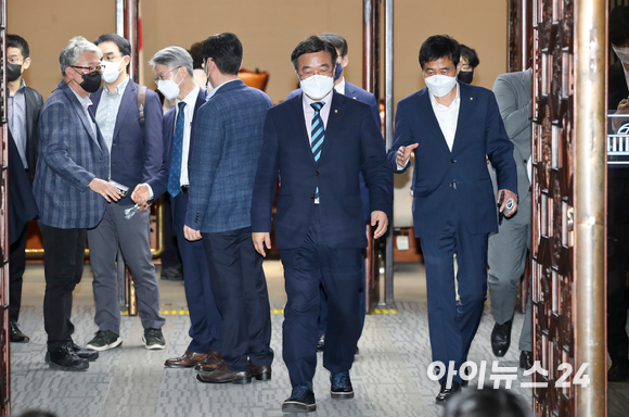 더불어민주당 윤호중 공동비상대책위원장이 12일 오후 서울 여의도 국회에서 열린 제83차 정책의원총회를 마친 뒤 회의장을 나서고 있다. [사진=김성진 기자]