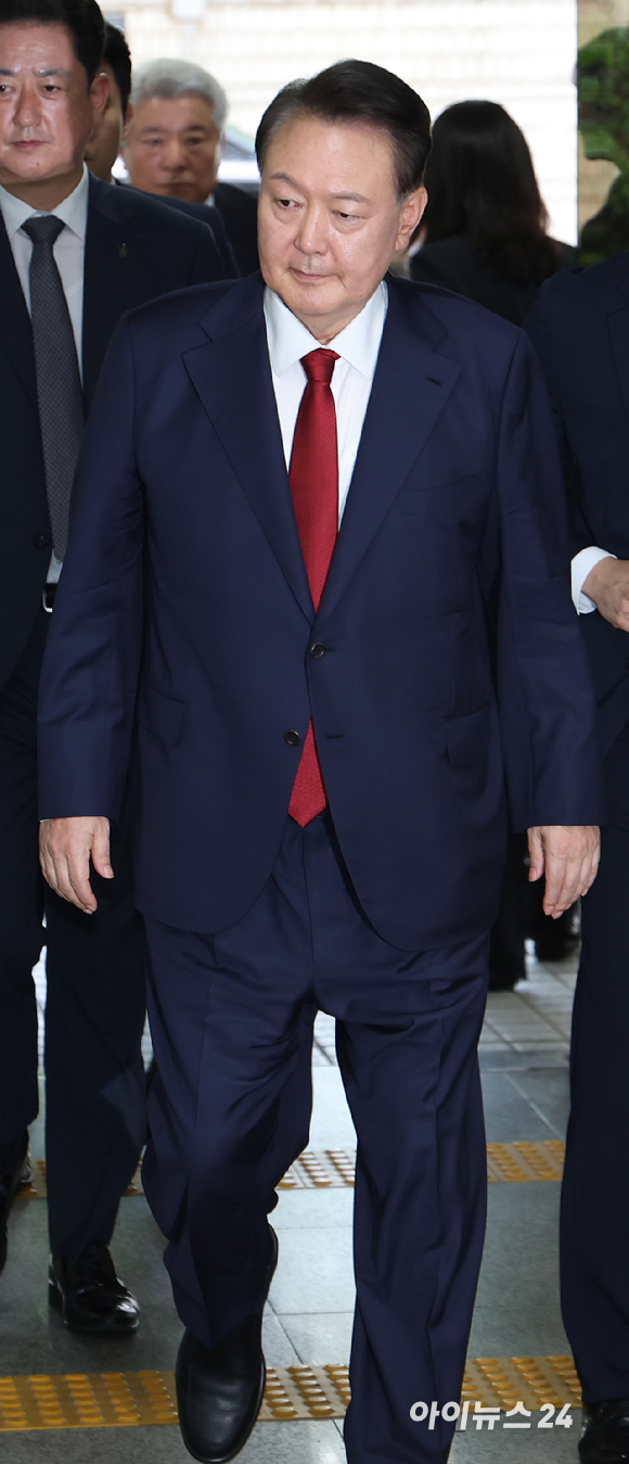 12·3 비상계엄과 관련해 특검의 수사를 받는 윤석열 전 대통령이 두 번째 구속 전 피의자 심문(영장실질심사)을 받기 위해 9일 오후 서울 서초구 중앙지법으로 출석하고 있다. [사진=사진공동취재단]