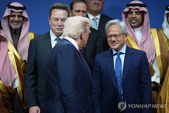 트럼프와 대화하는 젠슨 황과 일론 머스크. [사진=연합뉴스]