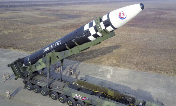 지난해 말 북한 조선중앙통신이 공개한 화성-17형 대륙간탄도미사일(ICBM). [사진=뉴시스]