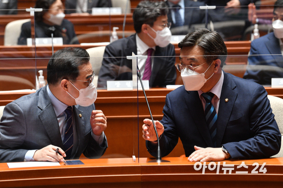 박홍근 더불어민주당 원내대표와 윤호중 공동비상대책위원장이 12일 오후 서울 여의도 국회에서 열린 정책의원총회에서 대화하고 있다. [사진=김성진 기자]