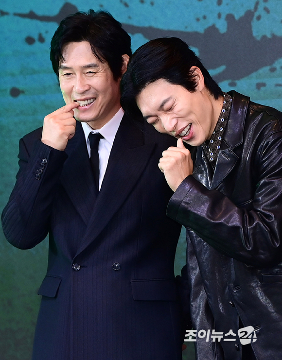 배우 설경구-류준열-김홍선 감독-배우 이규형이 20일 오전 서울 마포구 호텔 나루 서울 엠갤러리에서 열린 넷플릭스 시리즈 '들쥐' 제작발표회에 참석하고 있다. [사진=정소희 기자]