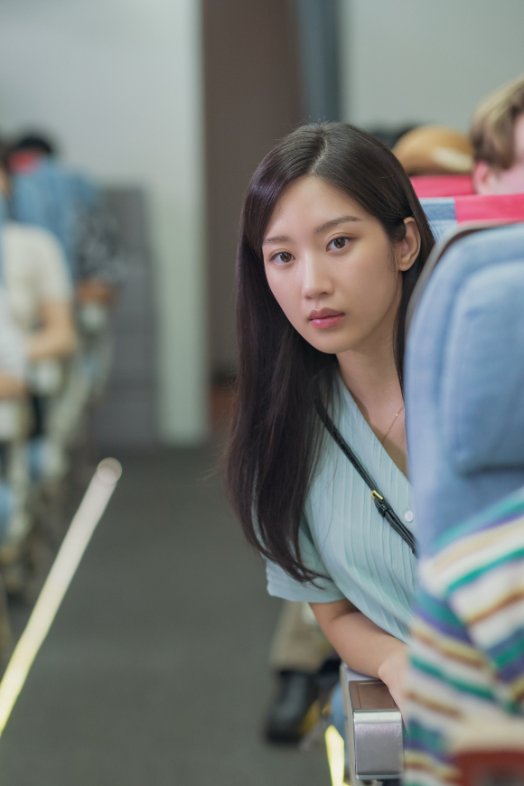 배우 문가영이 영화 '만약에 우리'에서 열연하고 있다. [사진=(주)쇼박스]