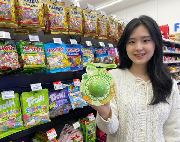 모델이 GS25와 돈키호테가 함께 개발한 '초BIG!무쿠점보멜론구미' 상품을 소개하고 있다. [사진=GS25]