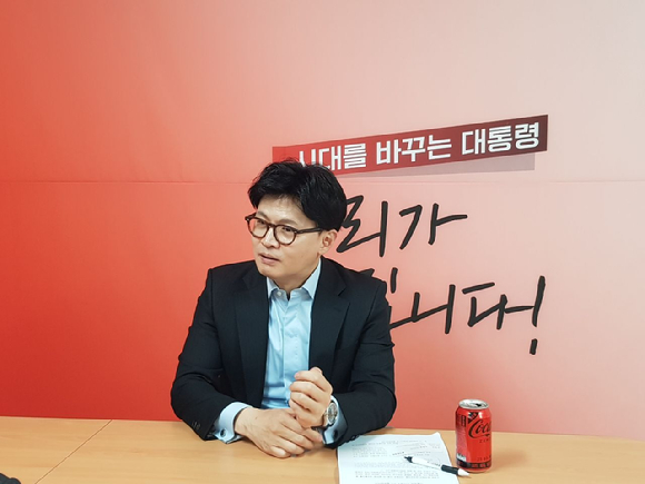 지난달 25일 오후 종로 동아미디어센터 채널A 오픈스튜디오에서 열린 국민의힘 대선 2차 경선TV토론에서 한동훈 예비후보가 방송 시작을 기다리고 있다. [사진=국회사진취재단]