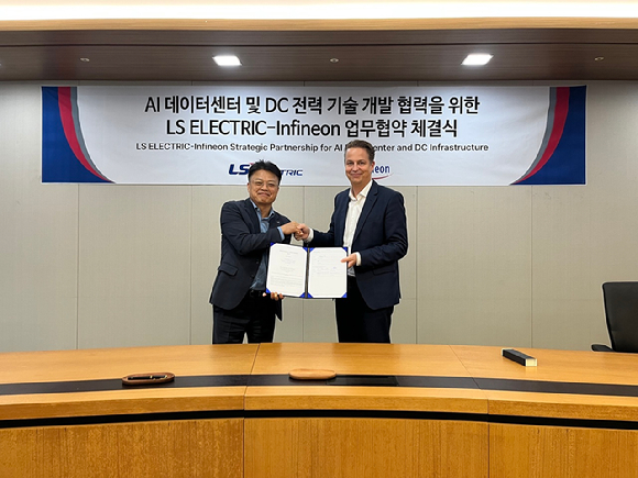 안길영 LS일렉트릭 생산/R&BD 총괄(왼쪽)과 안드레아스 바이슬(Andreas Weisl) 인피니언 테크놀로지스 산업&middot;인프라(I2) 부문 최고영업책임자(CSO) 겸 수석부사장이 지난 10일 경기도 안양 LS일렉트릭 R&D캠퍼스에서 'AI 데이터센터와 직류(DC) 전력 기술 개발 협력을 위한 업무협약(MOU)'을 체결하고 있다. [사진=LS일렉트릭]