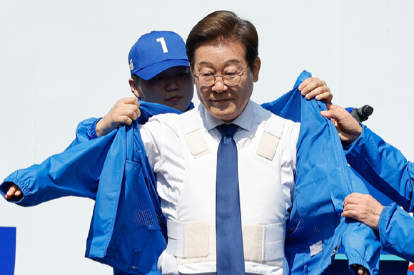 이재명 더불어민주당 대선 후보가 공식 선거운동 첫날인 12일 서울 종로구 광화문광장에서 열린 중앙선거대책위원회 출정식에서 방탄복 위에 선대위 점퍼를 입고 있다. [사진=연합뉴스]