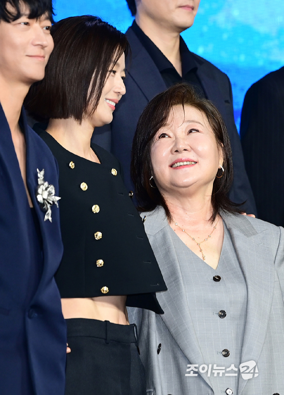 배우 전지현과 김해숙이 2일 오전 서울 종로구 포시즌스 호텔에서 진행된 디즈니 플러스 오리지널 시리즈 '북극성' 제작발표회에 참석하고 있다. [사진=정소희 기자]