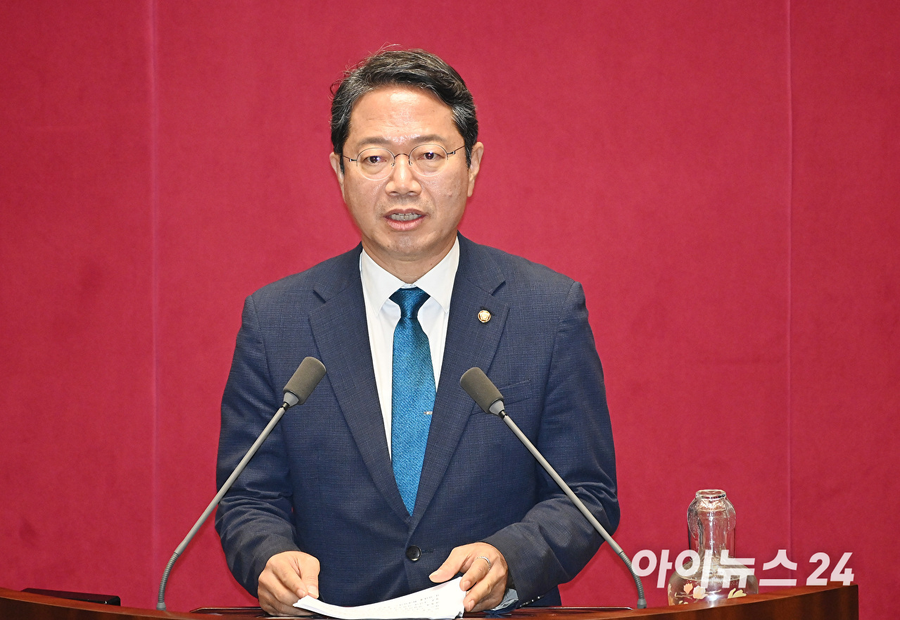 국민의힘 정점식 원내대표가 31일 서울 서초구 이명박 전 대통령 사무실을 방문해 이 전 대통령과 악수하고 있다. 2026.8.31 [사진=연합뉴스]