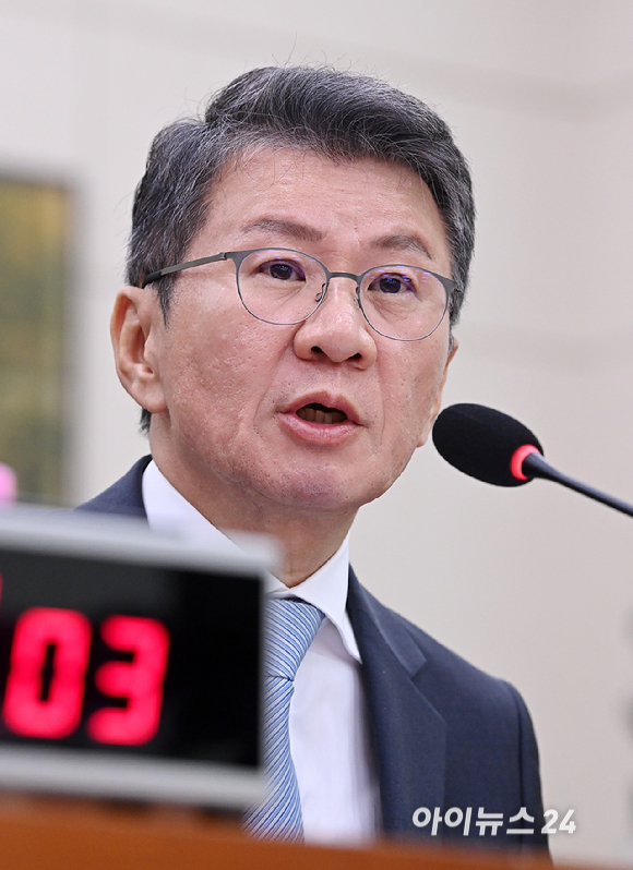 정몽규 전 대한축구협회장이 30일 국회 문화체육관광위원회에서 열린 대한축구협회 현안 관련 청문회에서 의원 질의에 답변하고 있다. [사진=곽영래 기자]