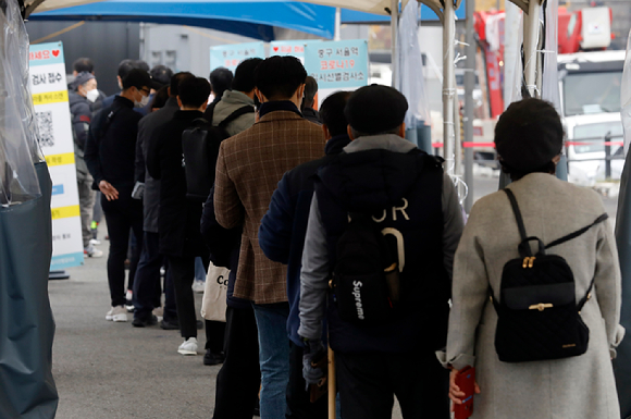 19일 서울역 코로나19 임시선별검사소를 찾은 시민이 검사를 기다리고 있다. [사진=뉴시스]