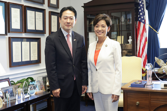 미국을 방문 중인 국민의힘 장동혁 대표가 14일(현지시간) 워싱턴DC 동아태 소위원장인 한국계 영 김 하원의원 집무실에서 김 하원의원과 기념 촬영하고 있다. 2026.4.16 [국민의힘 제공. 재판매 및 DB 금지] [사진=국민의힘]