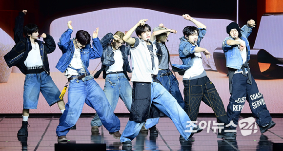 그룹 알파드라이브원이 12일 오후 서울 용산구 블루스퀘어 SOL트래블홀에서 열린 알파드라이브원(ALPHA DRIVE ONE) 첫 번째 데뷔 미니 1집 'EUPHORIA'(유포리아) 발매 기념 쇼케이스에서 타이틀곡 '프릭 알람' 무대를 선보이고 있다. [사진=정소희 기자]