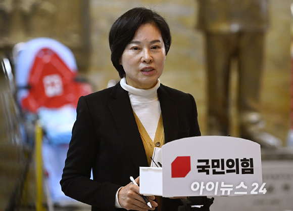 서명옥 국민의힘 의원이 22일 국회 로텐더홀 단식농성장에서 장동혁 대표의 상태를 설명하고 있다. [사진=곽영래 기자]