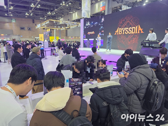 5일 일산 킨텍스에서 AGF(애니메이션·게임 페스티벌) 2025가 개막한 가운데 관람객들이 행사 시작 전 입장을 기다리고 있다. [사진=박정민 기자]