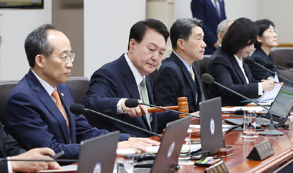 윤석열 대통령이 서울 용산 대통령실 청사에서 열린 국무회의를 주재하고 있는 모습. [사진=아이뉴스24DB]