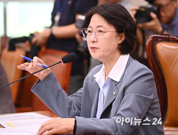 추미애 법제사법위원장이 10일 서울 여의도 국회에서 열린 법제사법위원회 전체회의에서 발언하고 있다. [사진=곽영래 기자]