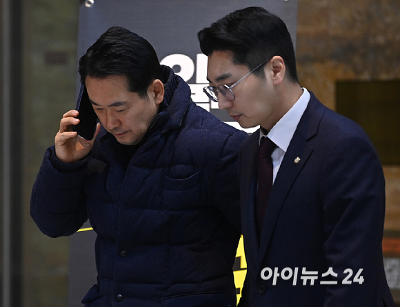 통일교 및 공천뇌물 특검 수용 촉구 단식을 이어가는 장동혁 국민의힘 대표가 16일 서울 여의도 국회 로텐더홀에서 전화 통화를 하고 있다. [사진=곽영래 기자]