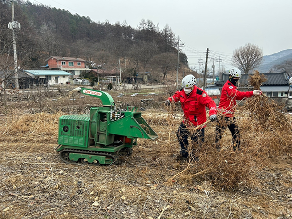 산림청 산하 춘천국유림관리소는 봄철 산불조심기간(2월 1일~5월 15일)동안 영농부산물 수거파쇄팀을 운영하고 있다고 밝혔다. [사진=춘천국유림관리소/산림청]