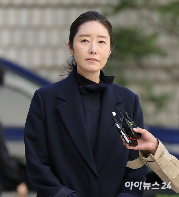 공천 헌금 1억원을 수수한 혐의로 기소된 무소속 강선우 의원이 14일 서울 서초구 서울중앙지방법원에서 열린 1심 선고 공판에 출석하고 있다. [사진=곽영래 기자]