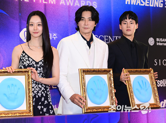 배우 이혜리 (신인여자연기상)-장동건 (유현목영화예술상)- 최현진 (신인남자연기상)이 7일 부산 시그니엘 부산 그랜드 볼룸에서 열린 2026 제35회 부일영화상에 전년도 수상자로 참석해 핸드프린팅하고 있다. [사진=정소희 기자]