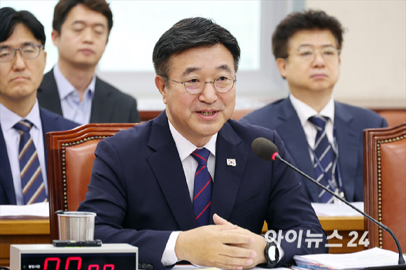 윤호중 행정안전부 장관 후보자가 18일 서울 여의도 국회에서 열린 국회 행정안전위원회 윤호중 행정안전부 장관 후보자 인사청문회에서 질의에 답변하고 있다. [사진=곽영래 기자]
