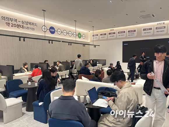 의정부역 센트럴 아이파크 견본주택 내부에 마련된 전용 84㎡ 유니트 내부 안이 둘러보는 방문객들로 가득 차 있는 모습. 2026.04.03. [사진=김민지 기자]