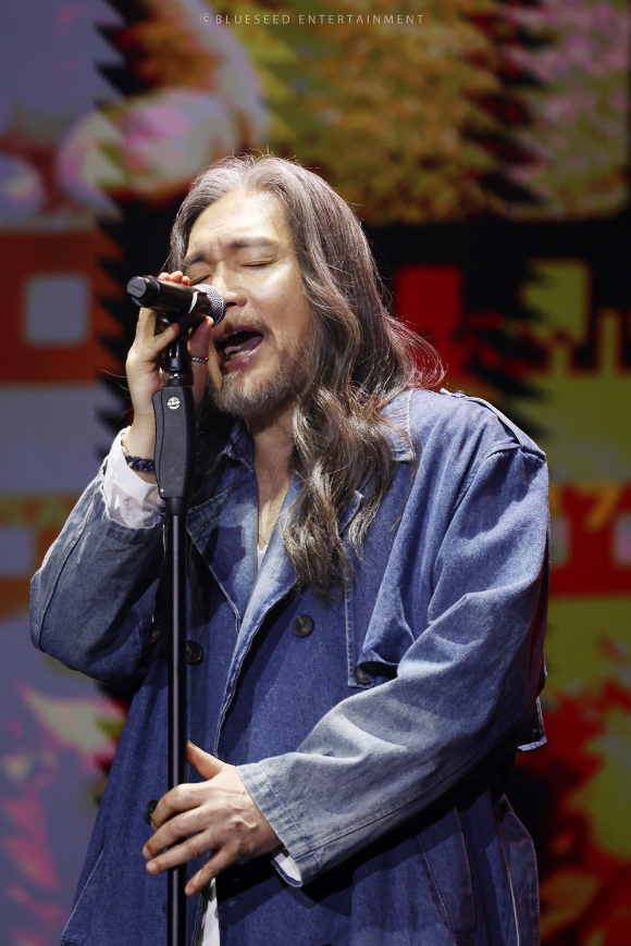 임재범이 40주년 콘서트 &lsquo;나는 임재범이다'에서 노래하고 있다. [사진=블루씨드엔터테인먼트 ]