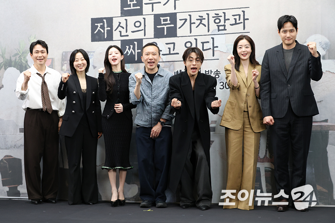 배우 오정세, 강말금, 고윤정, 차영훈 PD, 배우 구교환, 한선화, 박해준이 17일 오후 서울 마포구 상암동 스탠포드 호텔에서 열린 JTBC 새 토일드라마 '모두가 자신의 무가치함과 싸우고 있다' 제작발표회에 참석해 포즈를 취하고 있다. [사진=문수지 기자]