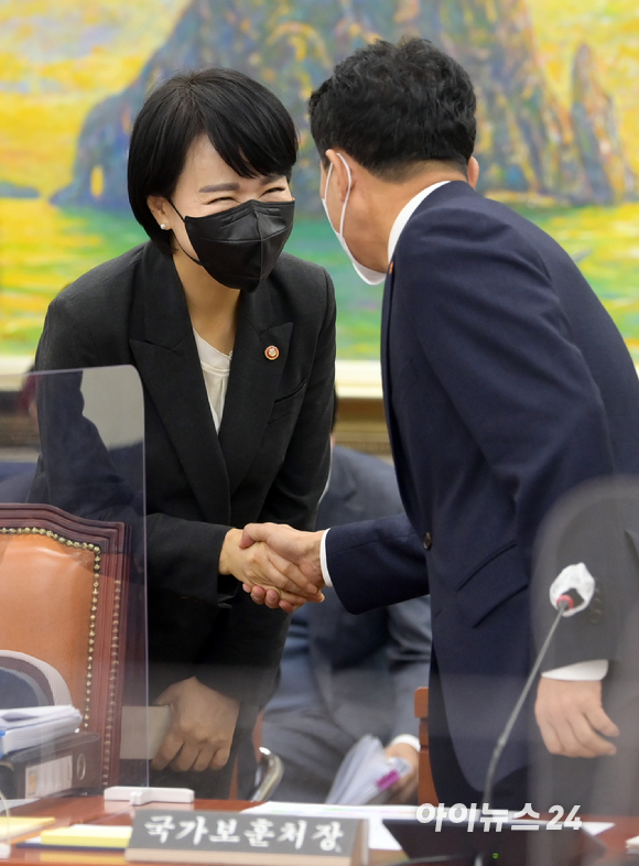 전현희 국민권익위원장이 13일 오전 서울 여의도 국회에서 열린 국회 정무위원회의 국민권익위원회&middot;국가보훈처 등에 대한 국정감사에 참석하고 있다. [사진=정소희 기자]