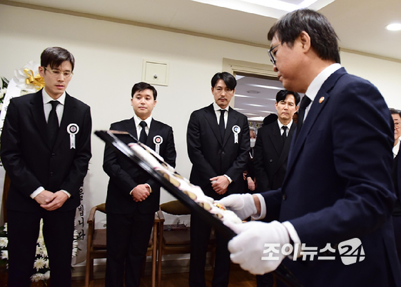 최휘영 문화체육관광부 장관이 5일 서울성모병원 장례식장에 마련된 '국민 배우' 고(故) 안성기의 빈소에 방문해 금관문화훈장을 전달하고 있다. [사진=사진공동취재단]