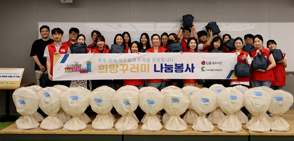 LG헬로비전이 집중호우로 큰 피해를 입은 충남 태안군 고남면 지역민을 돕기 위해 지난 14일 임직원 봉사활동을 진행했다. [사진=LG헬로비전]