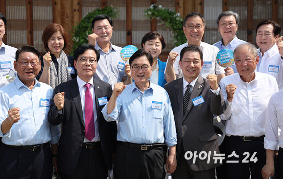 8일 서울 여의도 국회 사랑재에서 열린 K-바캉스 캠페인 "K-관광 올여름은 국내로 !"에 참석한 우원식 국회의장과 더불어민주당 김병기 당대표 직무대행 겸 원내대표, 국민의힘 송언석 비상대책위원장 겸 원내대표 등 참석자들이 구호를 외치고 있다. [사진=곽영래 기자]