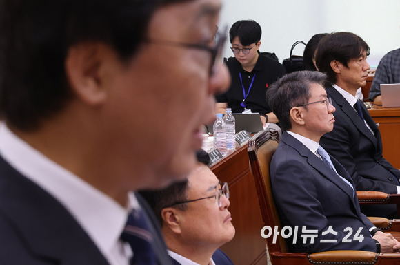 최휘영 문화체육관광부 장관이 30일 국회 문화체육관광위원회에서 열린 대한축구협회 현안 관련 청문회에서 업무 보고를 하고 있다. [사진=곽영래 기자]