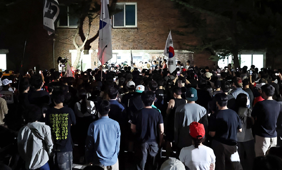 제9회 전국동시지방선거 본 투표일인 3일 투표용지 부족 사태가 발생한 가운데 서울 송파구 잠실7동 제2투표소에서 투표함 반출을 둘러싼 대치가 이어지고 있다. [사진=연합뉴스]